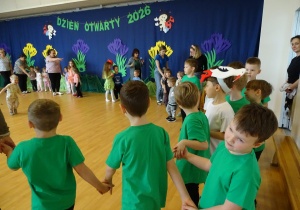 wspólne zabawy na sali gimnastycznej