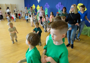 wspólne zabawy na sali gimnastycznej