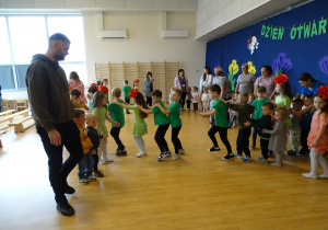 wspólne zabawy na sali gimnastycznej