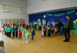 wspólne zabawy na sali gimnastycznej