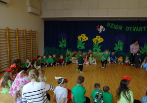 wspólne zabawy na sali gimnastycznej