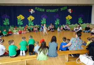 wspólne zabawy na sali gimnastycznej