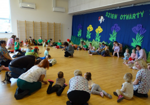 wspólne zabawy na sali gimnastycznej