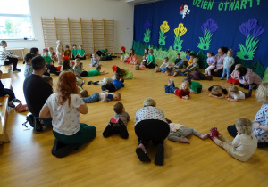 wspólne zabawy na sali gimnastycznej