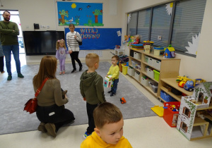 zabawy w sali maluszków, oglądanie sali