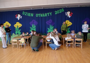 poczęstunek na sali gimnastycznej