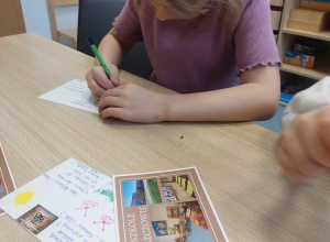 Dziewczynka dekoruje pocztówkę