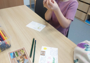 Dziewczynka przygotowuje pocztówkę
