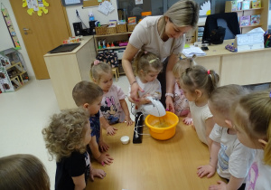 dzieci miksują ciasto