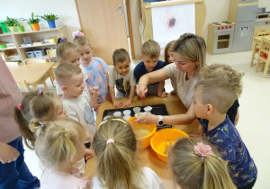 pani nakłada ciasto do foremek