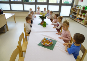 dzieci siedzą przy świątecznym stole