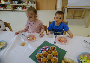 dzieci siedzą przy stole