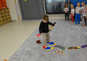 dzieci przechodzą po stopach sensorycznych