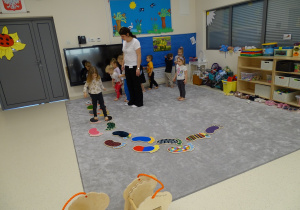 dzieci przechodzą po stopach sensorycznych