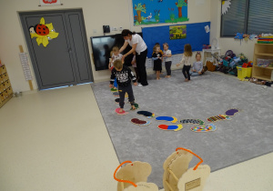 dzieci przechodzą po stopach sensorycznych