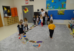dzieci przechodzą po stopach sensorycznych