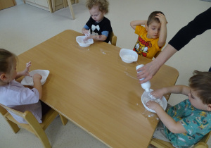 dzieci robią masę sensoryczną