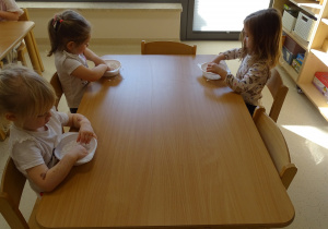 dzieci robią masę sensoryczną