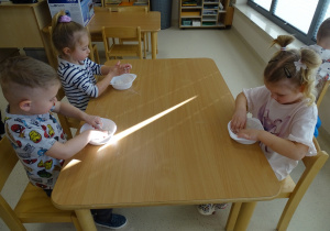 dzieci robią masę sensoryczną