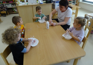 dzieci ugniatają masę sensoryczną