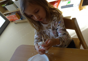 dzieci ugniatają masę sensoryczną