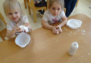 dzieci ugniatają masę sensoryczną