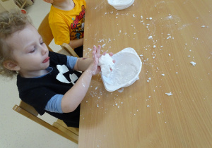 dzieci ugniatają masę sensoryczną