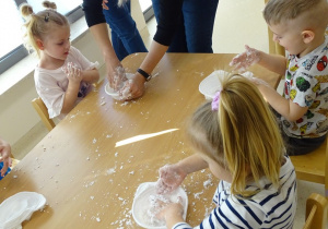 dzieci ugniatają masę sensoryczną