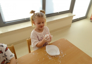 dziewczynka ugniata masę sensoryczną