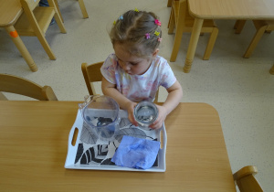 dziewczynka przelewa wodę