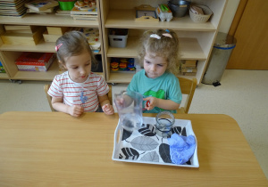 dziewczynka przelewa wodę