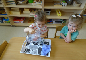 dziewczynka przelewa wodę