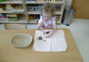 dziewczynka otwiera kłódki