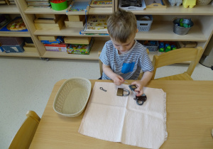 chłopiec otwiera kłódki