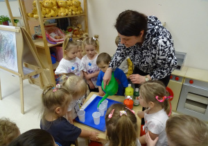 pani miesza kolory farb