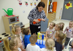 pani miesza kolory farb