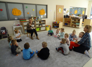 Dzieci słuchają logopedycznej przygody misia Lulusia