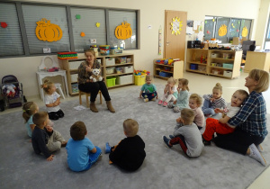 Dzieci słuchają opowiadania logopedki