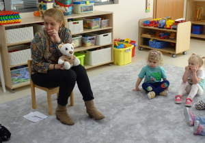 Logopeda używa gestu na oznaczenie połączenia warg