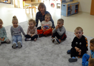 Dzieci łączą wargi, siedzą w kole