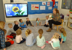 Dzieci unoszą język wysoko do zębów