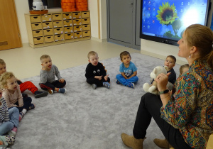 Dzieci wykonują kolejne ruchy języka