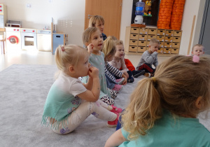 Dziewczynki układają język w kąciku ust