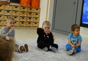 Chłopcy chowają język w buzi