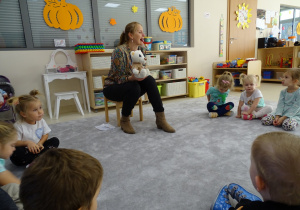 Logopedka układa język na brodzie