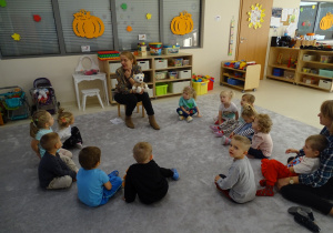 Logopedka z dziećmi ćwiczy ruchy języka