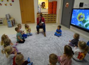 Dzieci i logopeda ćwiczą ruchy języka