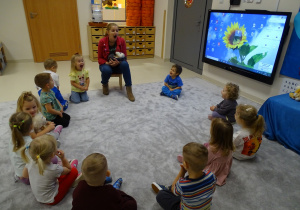 Logopedka i dzieci artykułują samogłoskę A