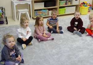 Dzieci układają język za zębami górnymi