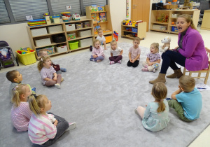 Dzieci wykonują ćwiczenia usprawniające język